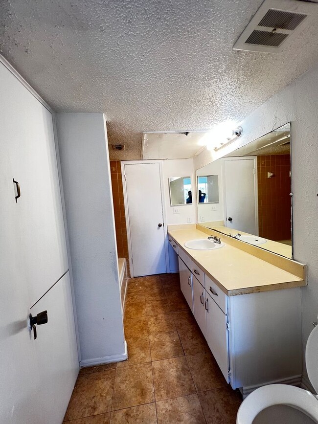 Building Photo - Location! Location! Location! Lovely 2-Sto...