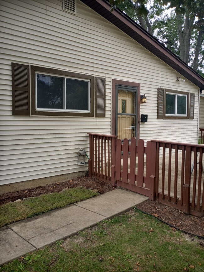 Building Photo - 821 Gael Dr