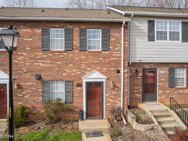 "Charming 2-Bedroom Gem with Granite Elegance in Charlotte's Heart!" - "Charming 2-Bedroom Gem with Granite Elegance in Charlotte's Heart!" Apartment