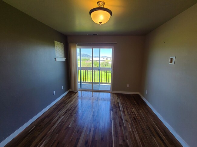 Building Photo - Beautiful 3 Bed 2.5 Bath Town house with A...