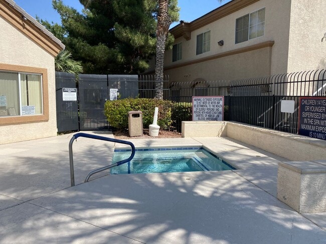 Foto del edificio - Three bedroom unit on the 2nd floor of gated SE community with pool/spa