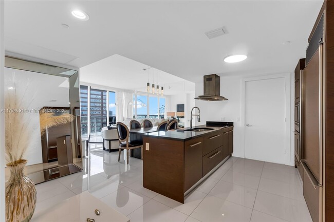Building Photo - 495 Brickell Ave