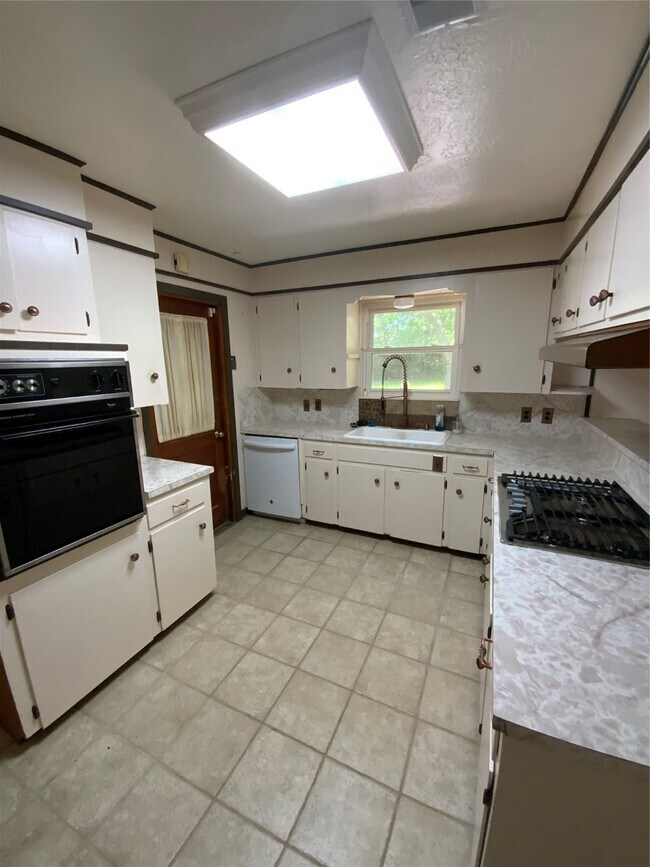 Building Photo - 405 Azalea Dr