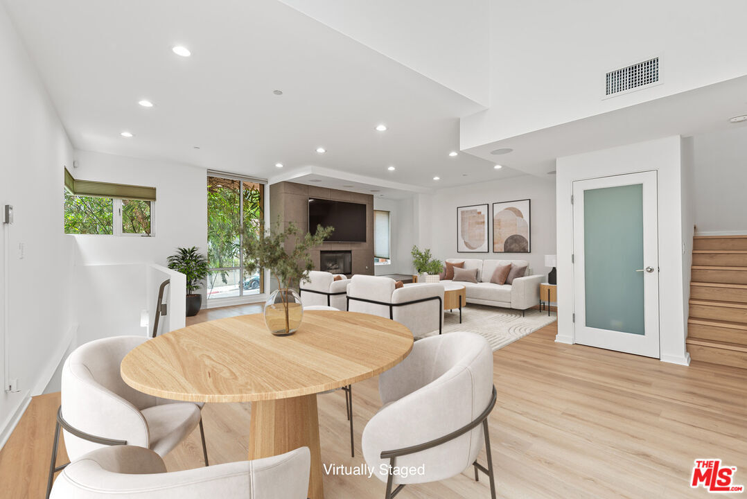 Foto principal - 900 N W Knoll Dr