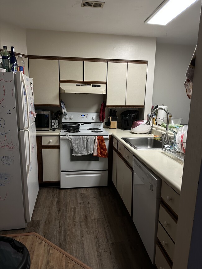 Kitchen - 1203 University Ter