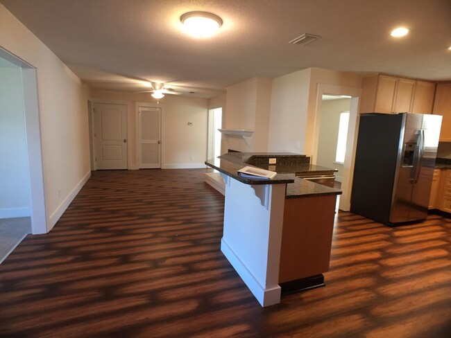 Building Photo - 701 Planet Dr