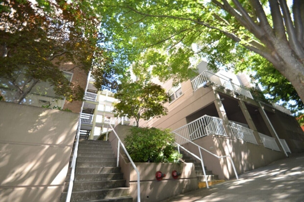 Foto principal - Ambassador II - 1BR Condo - Great Location...