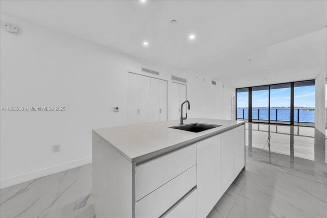 Foto del edificio - 700 NE 24th St