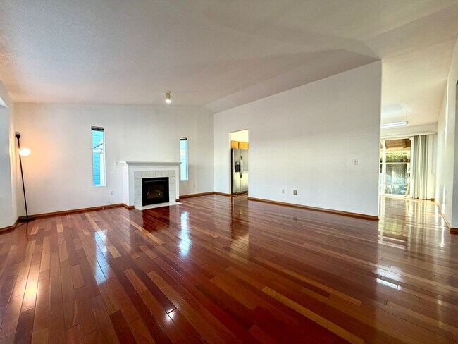 Foto del edificio - Cozy Ranch on Flag Lot~ Gleaming Hardwood ...