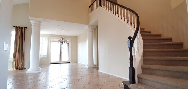 Building Photo - 1591 Parkview Dr