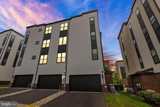 Building Photo - 43443 Croson Ln