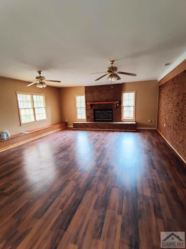Building Photo - 276 Rhodes Dr