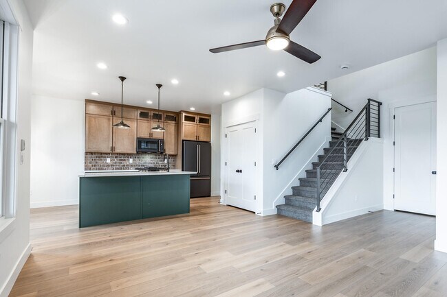 Building Photo - 11679 N Shoreline Dr