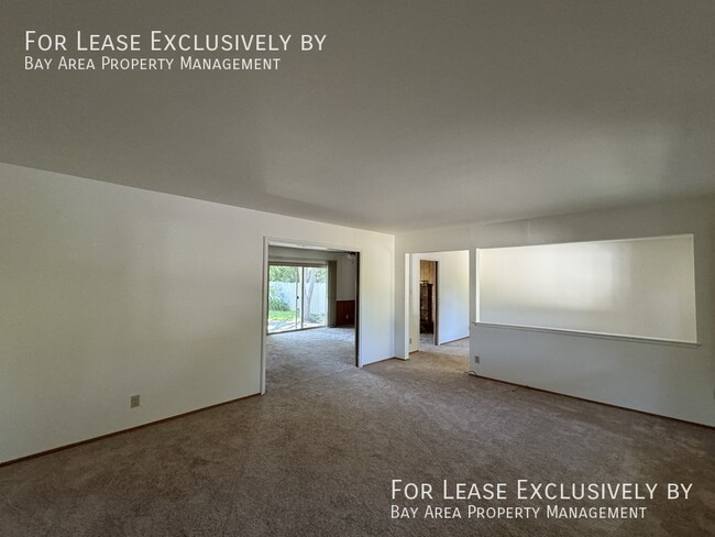 Building Photo - Beautiful and Large 3BR/2BA Duplex with ga...