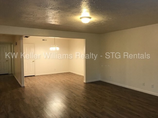 Building Photo - **Adorable Newly Remodeled Apartment**