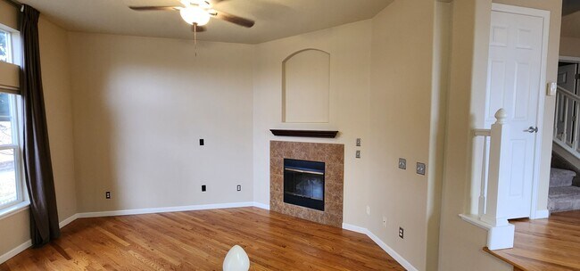 Building Photo - 3 bed 2.5 bath 2 car garage Meadows End un...