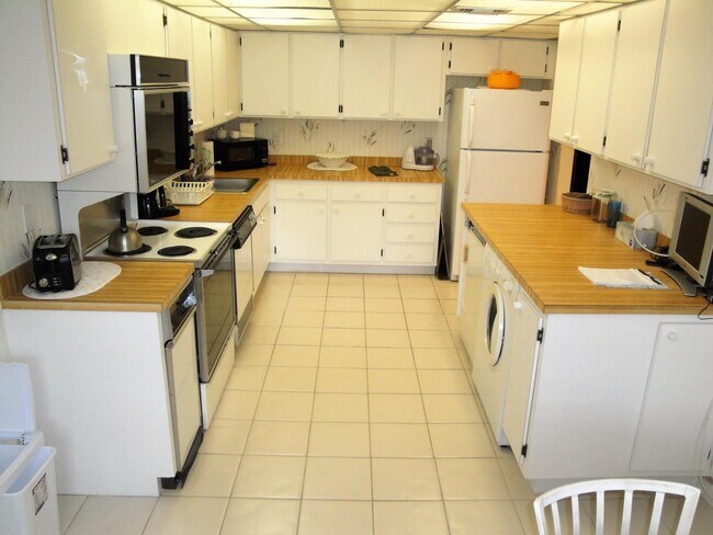 Building Photo - 20 Westgate Ln