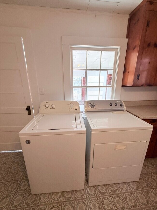 Foto del edificio - ADORABLE cottage close to everything!