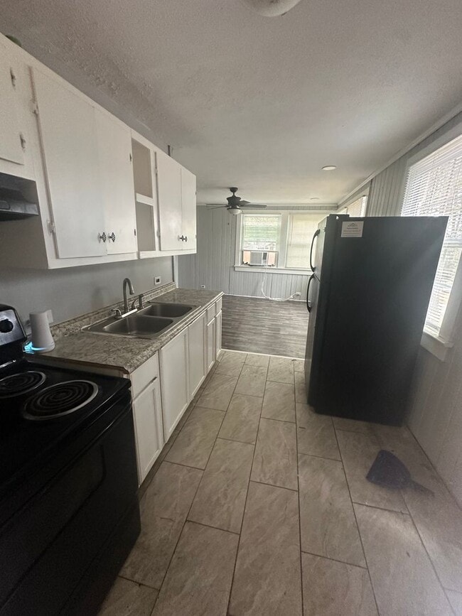 Building Photo - Remolded 2 bedroom 1 bath over a huge 2 car garage