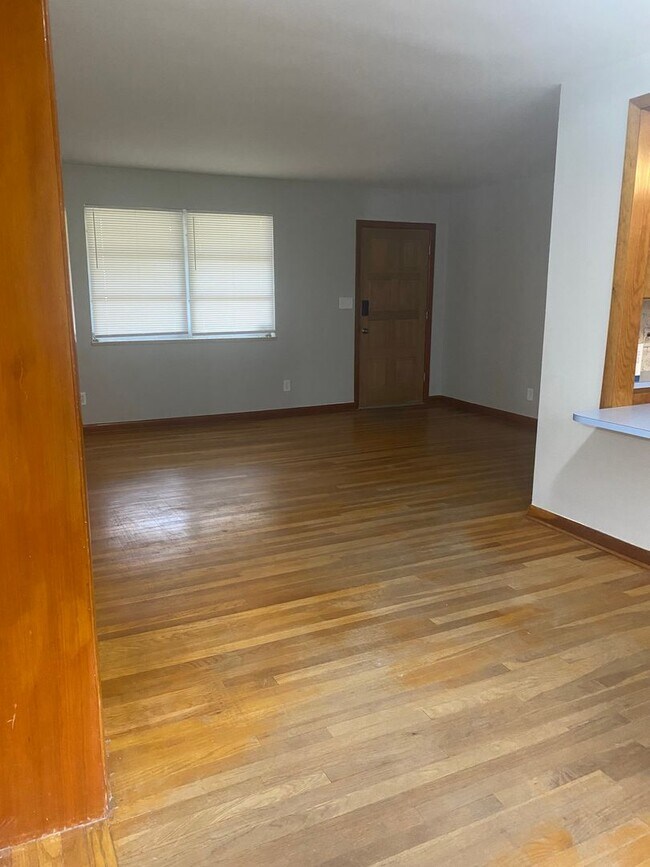 Building Photo - 3 bed 2 bath