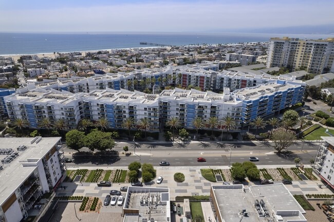 Building Photo - Shores