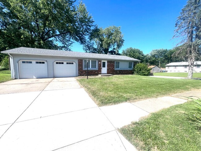 Building Photo - COMING SOON!  Beautifully updated 3 Bedroo...