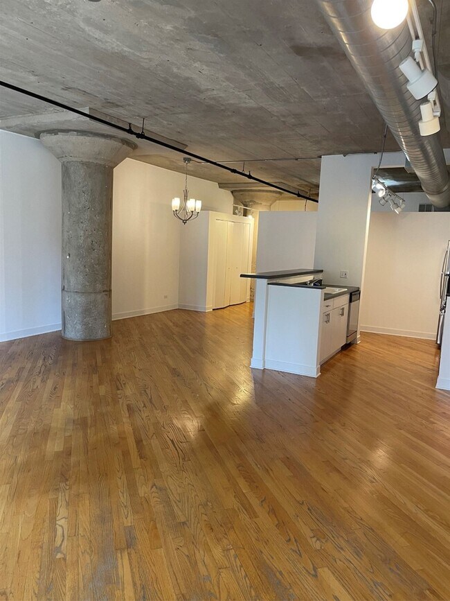 Building Photo - 411 W Ontario St
