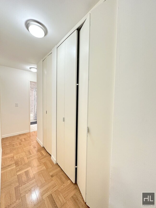 Foto del edificio - 2 bed 2 bath Unbelievable Price - 235 WEST...
