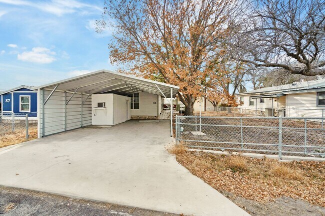 Building Photo - New rental now available in Del Grande!!