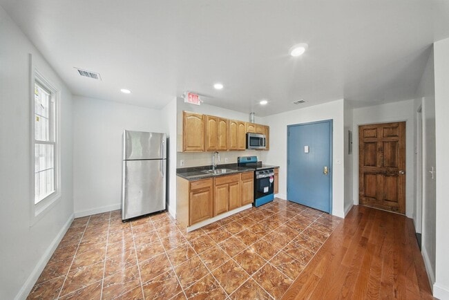Building Photo - 14 Yankee Pl