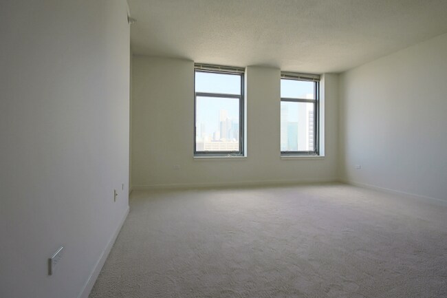 Building Photo - 525 W Kinzie St