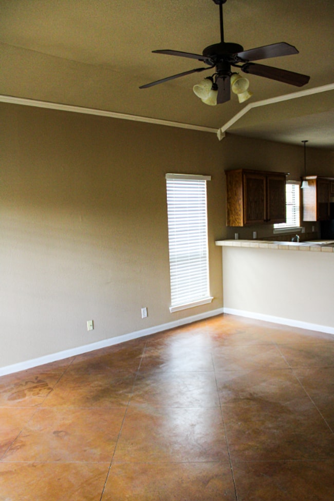Building Photo - 208 Garden Dr