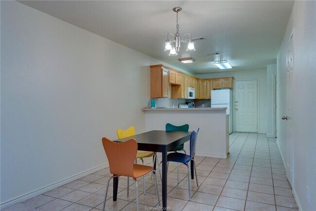 Building Photo - GREAT 3 Bedroom, 3 Bathroom Close to Every...