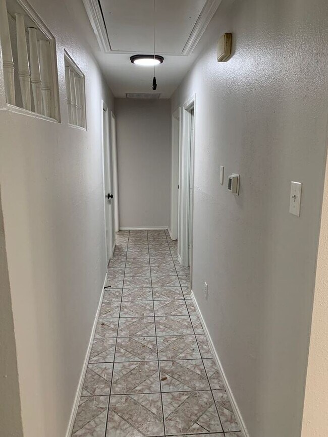 Building Photo - 2204 Chestnut Lane