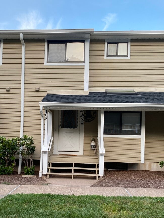 Building Photo - 10 Wiggins Farm Dr