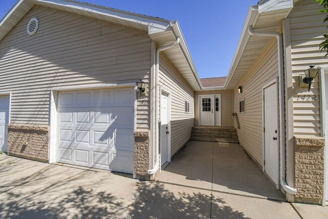 Building Photo - 1420 E Redwood Blvd