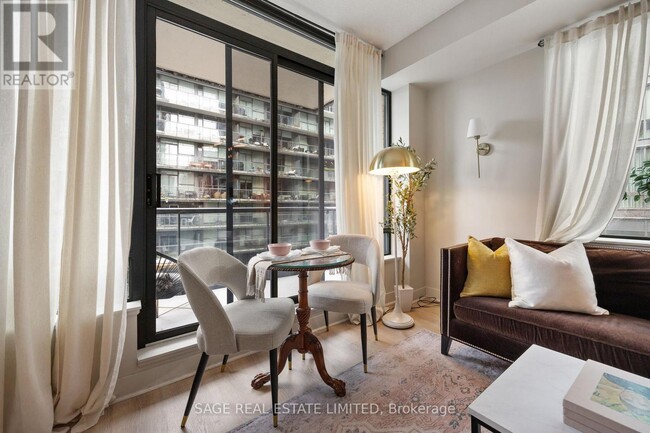 Building Photo - 438 King St W