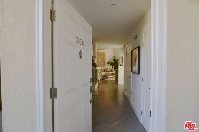 Foto del edificio - 5703 Laurel Canyon Blvd
