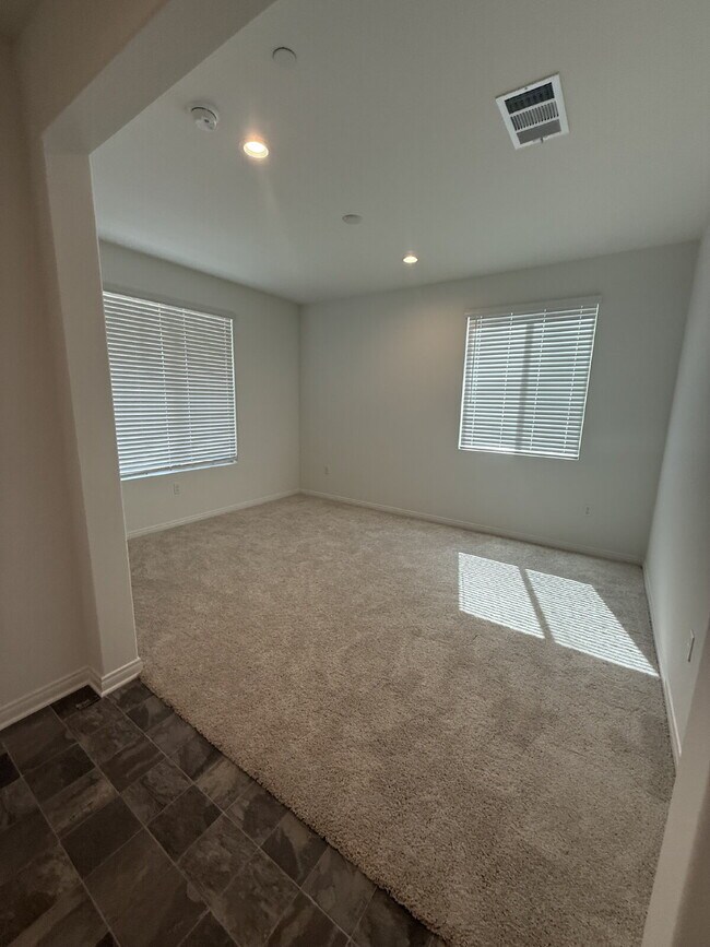 Foto del edificio - 2025 New - Fully landscaped for entertainment w/gardener included.  Solar included.