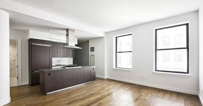 Building Photo - 225 5th Ave