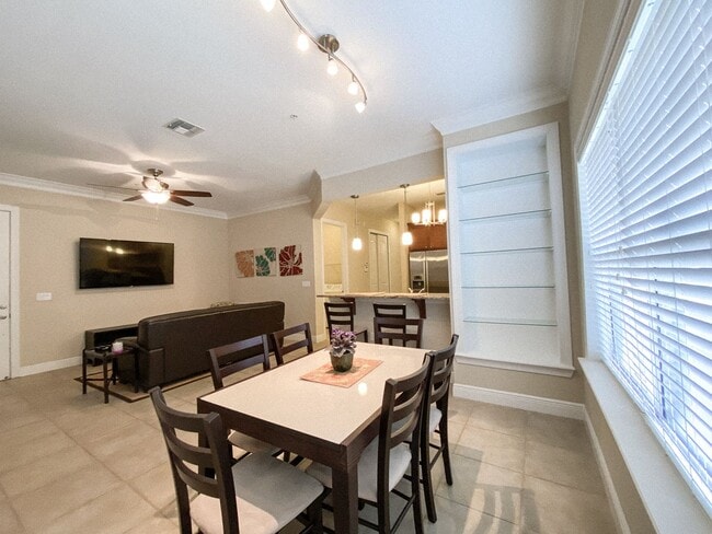 Building Photo - The Palms #102