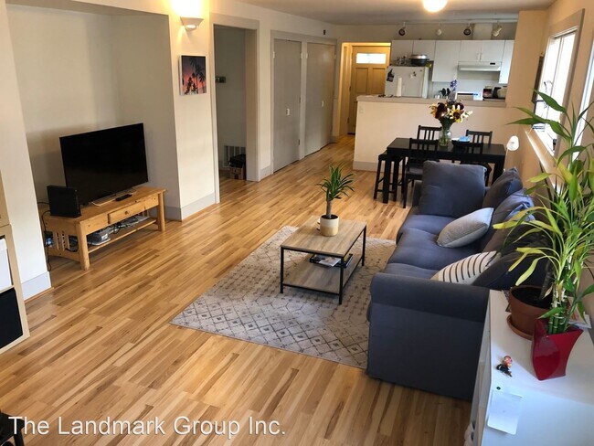Foto del edificio - 3 br, 2 bath House - 6523 5th Ave NE
