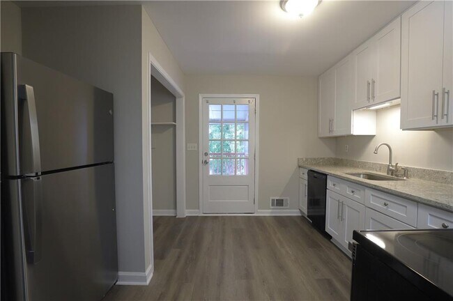 Foto del edificio - 4732 Valley Dale Dr SW