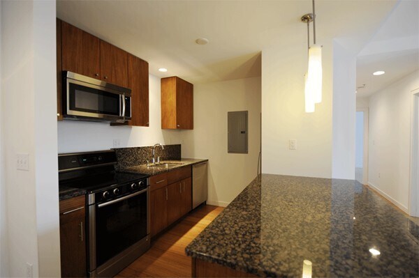 Building Photo - 16 Miner St