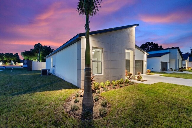 Building Photo - 300 Royal Palm Wy