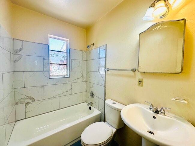 Building Photo - Spacious Private Yard with Washer/Dryer Ho...
