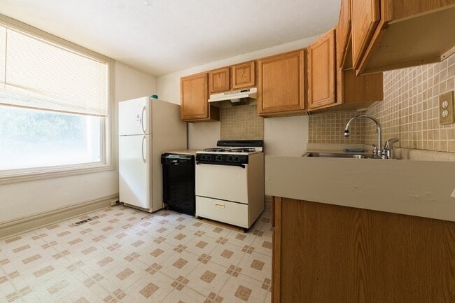 Building Photo - 385 Woodruff St