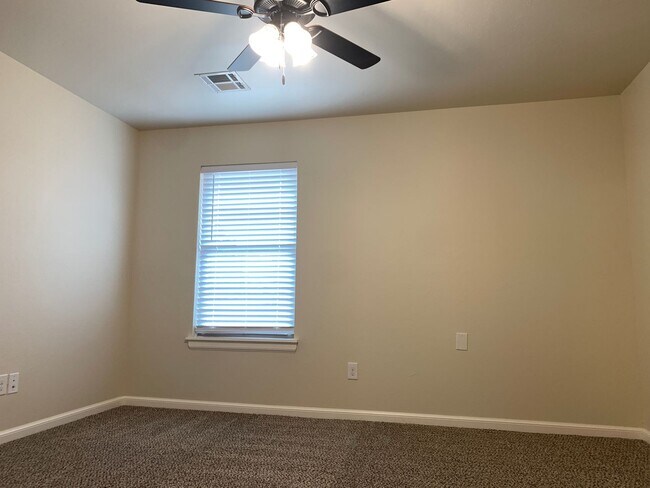 Building Photo - Duplex in Newcastle!