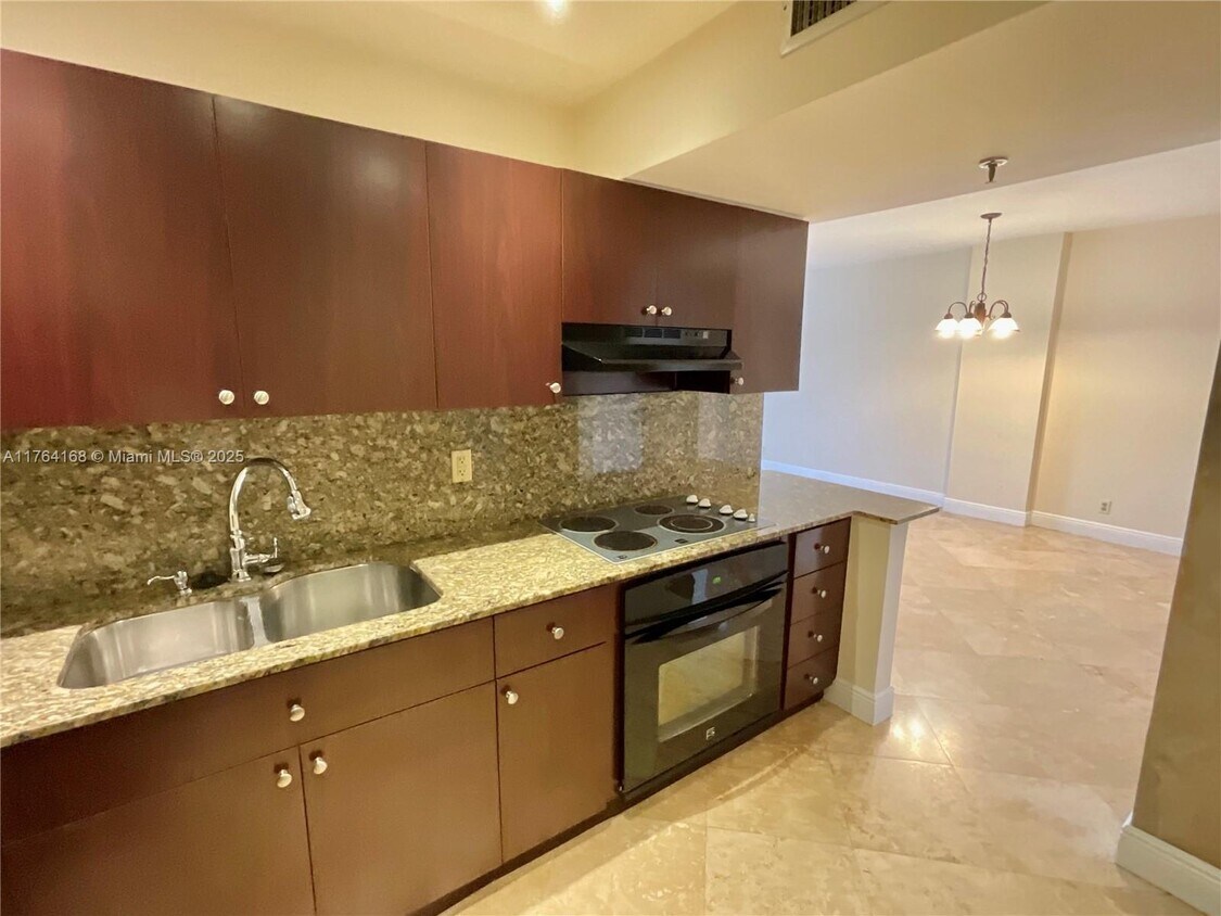 Foto principal - 901 Hillcrest Dr