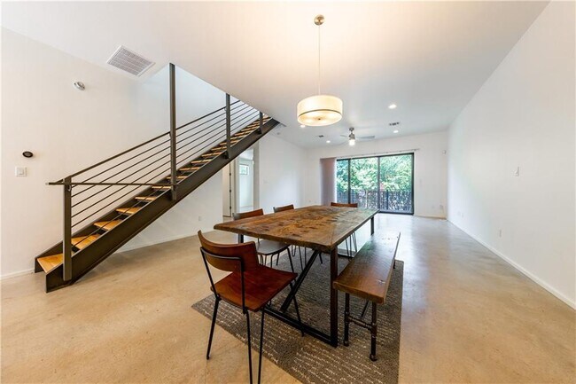 Building Photo - 707 Cardinal Ln